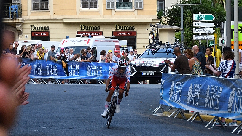 Richard CARAPAZ 1.jpg - Richard CARAPAZ, ciclista eucadoriano, ha vinto il giro d’Italia nel 2019. Una cronometro da dimenticare: 122° all’arrivo nella classifica finale del Tour al 17° posto (era 13°) però si consola avendo vinto la maglia a pois del miglio scalatore.